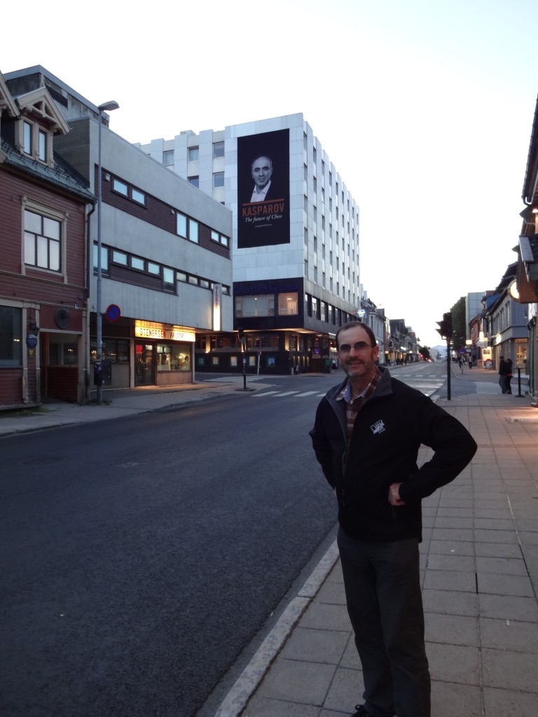 Paul Spiller (from NZ) in front of one of the larger pro-Kasparov posters in Tromsø